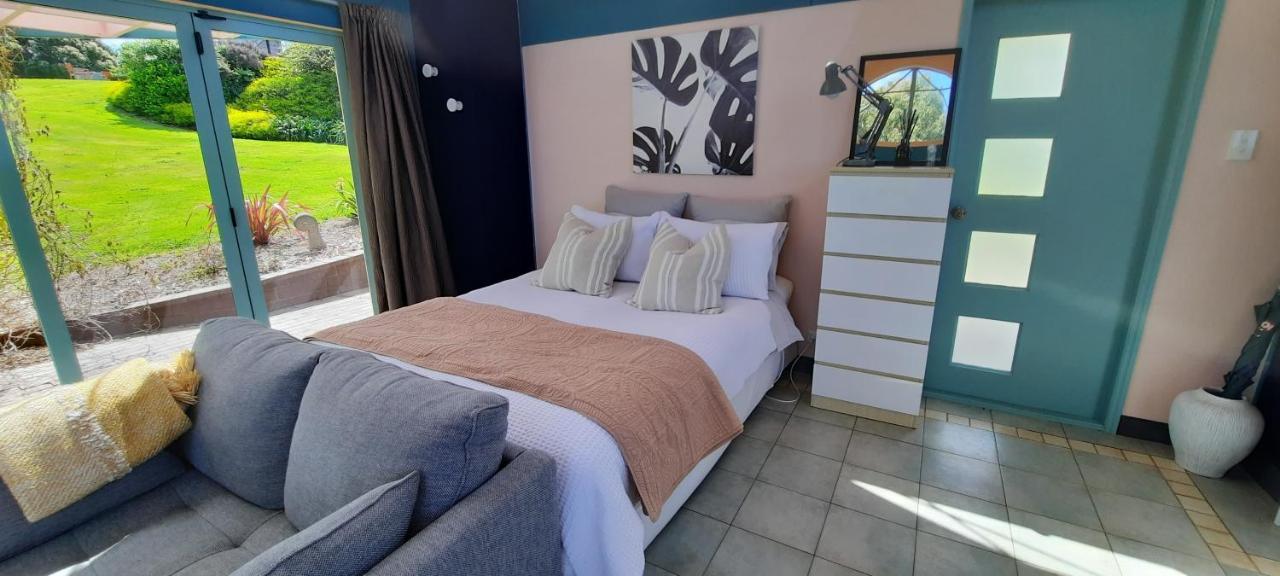 The Quarters Ocean-View Chalet Gisborne Eksteriør billede